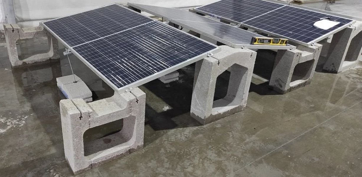 Fotovoltaika na zelené střechy: Symbióza technologie a přírody díky samonosným blokům