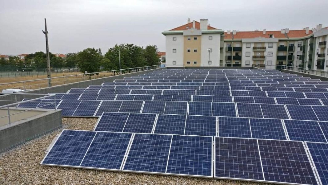 Ekologický dopad a udržitelnost: Fotovoltaické systémy a samozátěžové bloky na rovných střechách