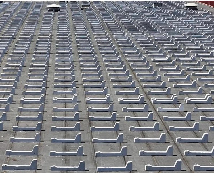 Výhody montáže fotovoltaických panelů na ploché střechy: proč zvolit betonové bloky?