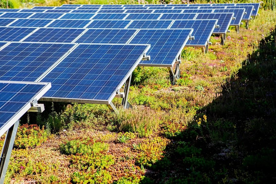 Jak správně ukotvit fotovoltaiku na biosolární střechy?