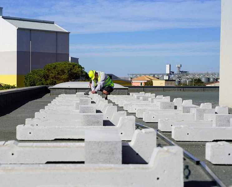 Kolik váží betonový blok k fotovoltaice a jak spočítat potřebné množství?